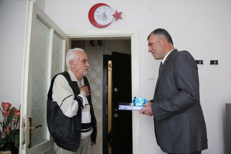 Manisa'da polis, kötü davrandığı yaşlı adamdan özür diledi