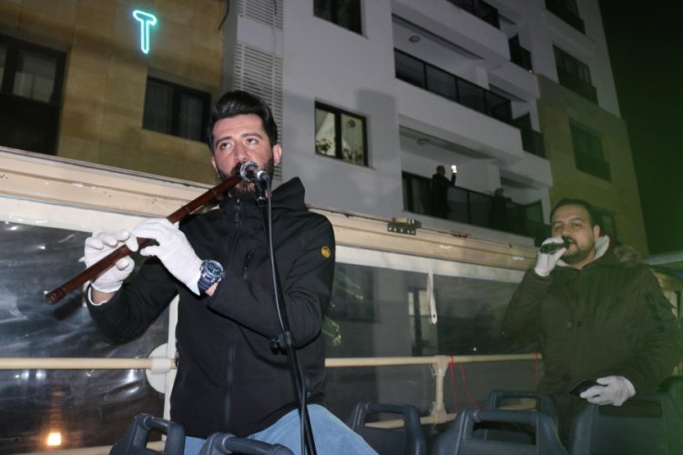 'Evde kal' çağrısına uyan vatandaşlara moral konseri