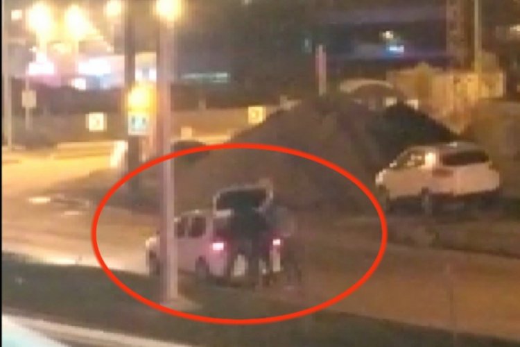 Dövülerek aracın bagajına koyulan genci polis kurtardı