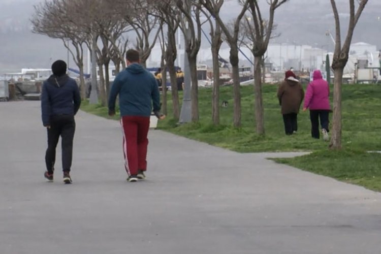 Yasak dinlemediler, sahilde spor yaptılar