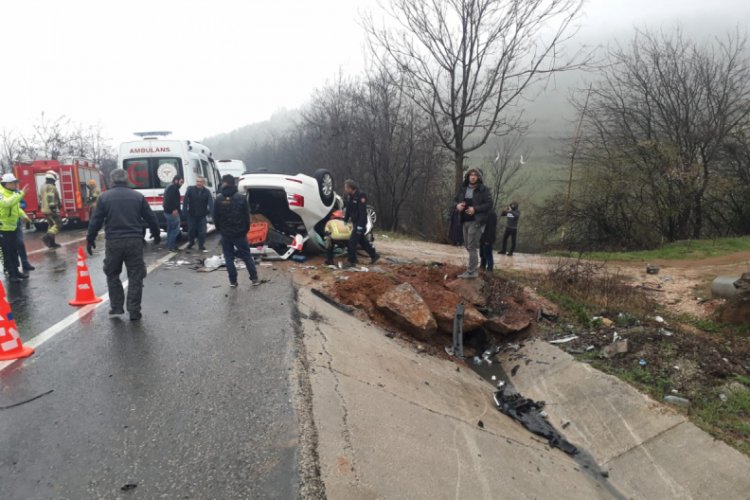 Bursa'da otomobil, virajda takla attı: 2 yaralı