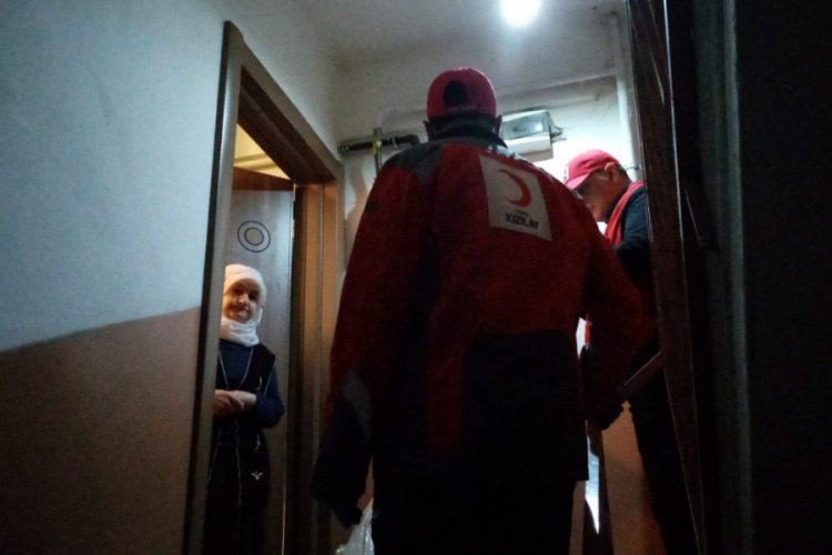 Bursa İnegöl'de Kızılay, evlerinde kalan vatandaşların ihtiyaçlarını gideriyor