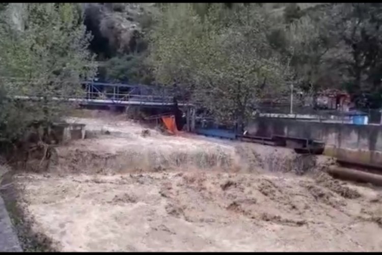 İskenderun'da sağanak su baskınlarına yol açtı