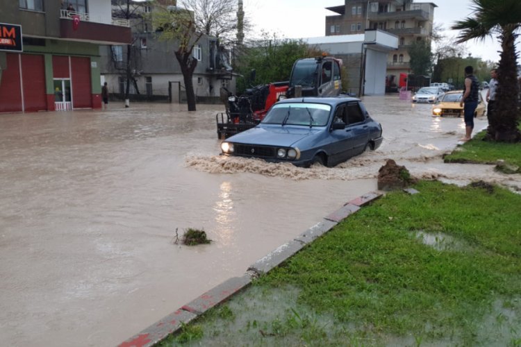 Sağanak yağış, cadde ve sokakları su altında bıraktı