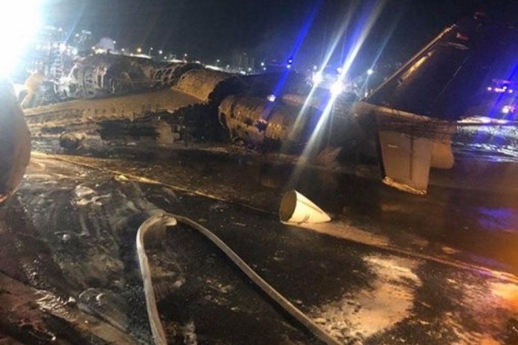 Filipinler'de bir uçak kalkış sırasında alev aldı