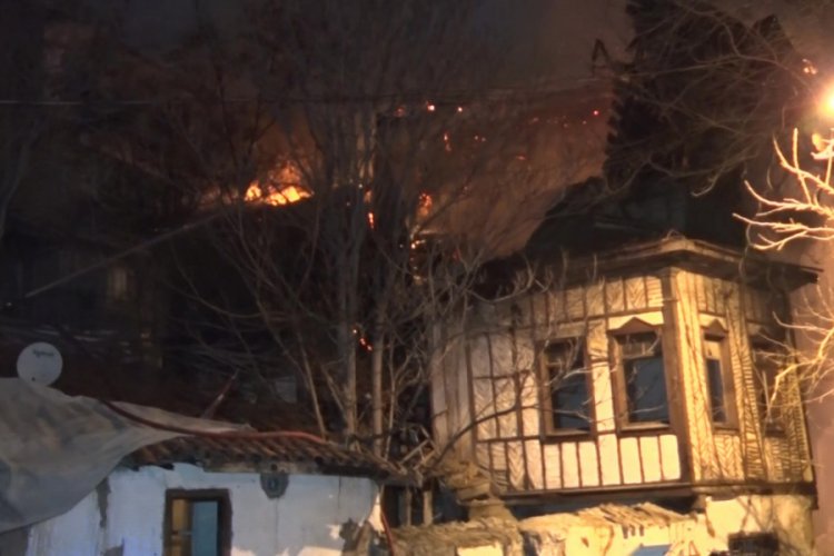 Başkent'te 2 konak yandı