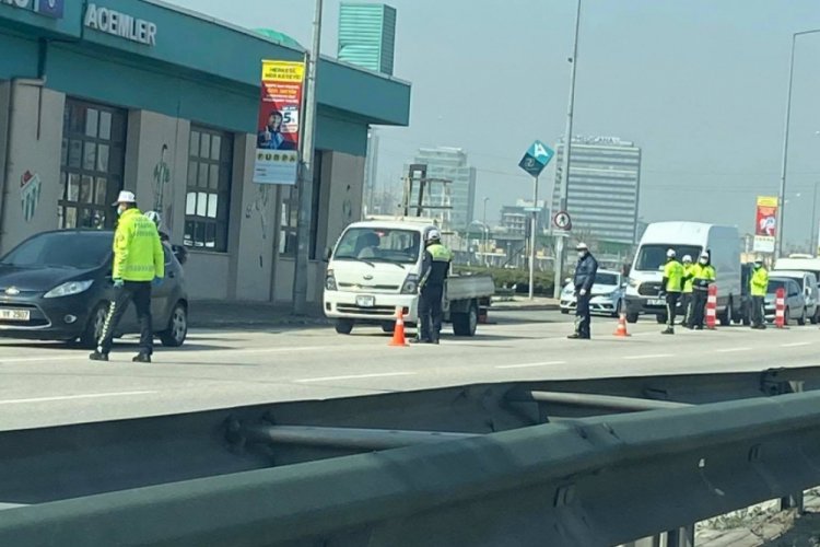 Bursa Acemler'de polis yolu kesti! Sürücülere evde kalın uyarısı