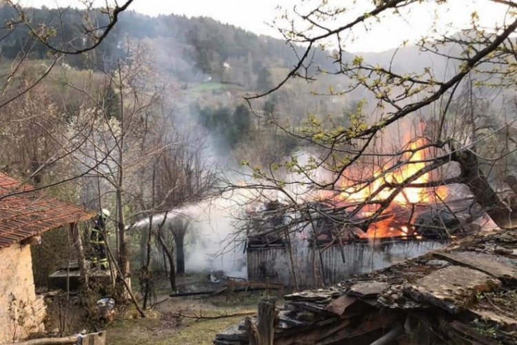 Çıkan yangında ev kullanılamaz hale geldi