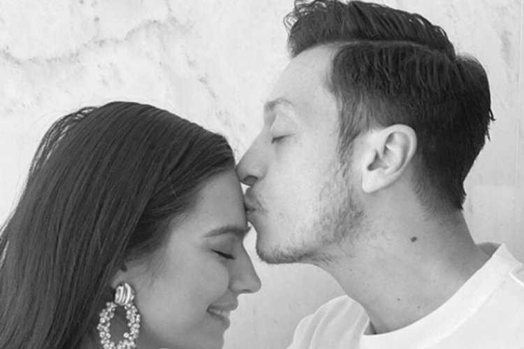 Amine Gülşe-Mesut Özil çifti kızlarına kavuştu