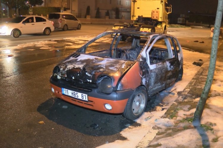 Elektrik kontağından alev alan araç hurdaya döndü
