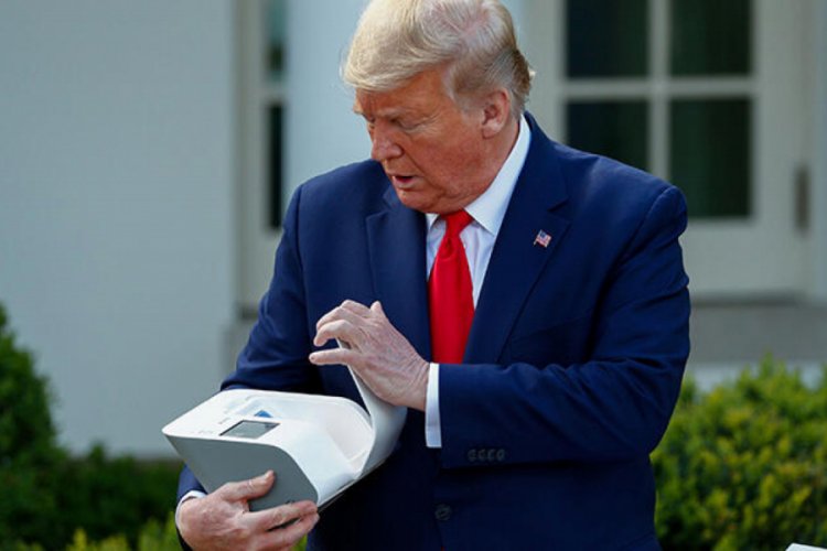 ABD Başkanı Trump, koronavirüs toplantısında cihaz tanıttı