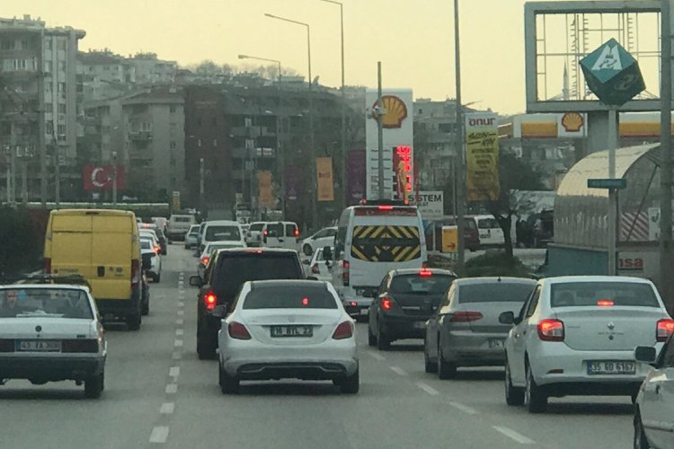 Güneşli havayı gören Bursalılar araçlarıyla sokağa çıktı