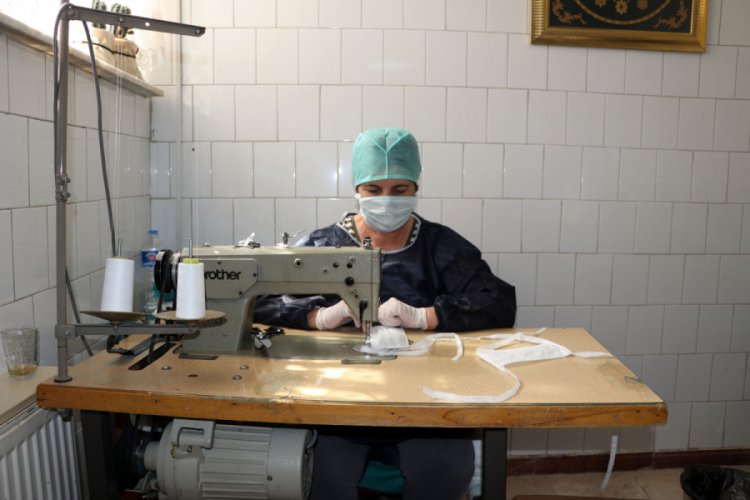 Refakatçi olduğu hastanede maske dikmeye başladı
