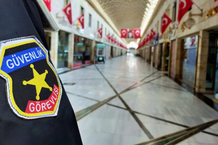 Bursa'da, koronavirüs nedeniyle kapalı olan tarihi çarşıda güvenlik önlemleri artırıldı