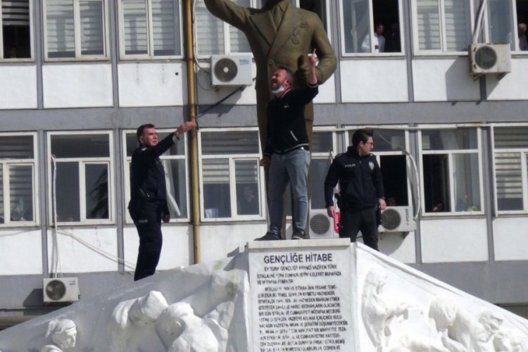 Valilik bahçesinde intihar edeceğini söyledi, polis vazgeçirdi