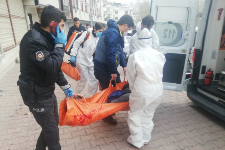 İranlı adam çocuklarının gözü önünde bıçaklandı