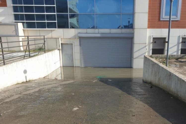 İskenderun Adliyesi'ni yağmur suyu bastı