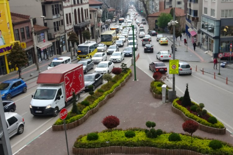 Bursa'da ''Evde kal'' çağrısına uymayanlar trafiği kilitledi