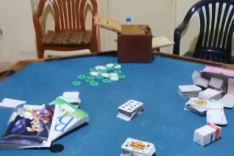 Karantinadan kaçtılar, kumar oynarken yakalandılar