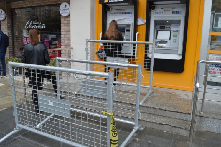 ATM önlerine polis bariyeriyle sosyal mesafe