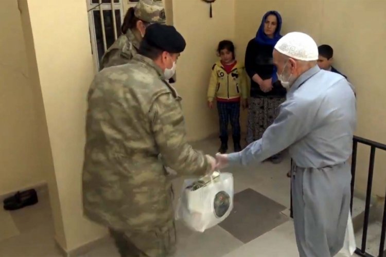 Mehmetçik, evinden çıkamayanlara yaşam malzemesi dağıttı