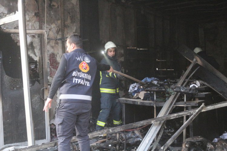Van'da yanan iş yerinde tekrar dumanların yükselmesi ekipleri alarma geçirdi