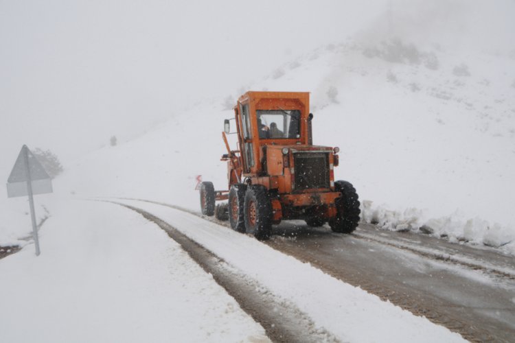 Tunceli'de 35 köy yolu kardan kapandı