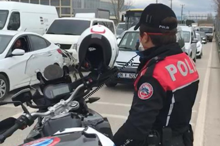 Bursa'da polis ekiplerinden megafonla 'evde kal' uyarısı