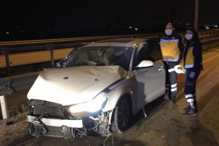 Bursa'da alkollü sürücü, iki otomobil ile TIR'a çarparak yaralandı