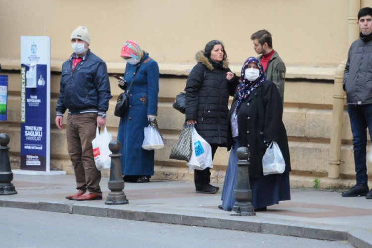 Maske ve eldivenlerin poşete sarıldıktan sonra çöpe atılması uyarısı