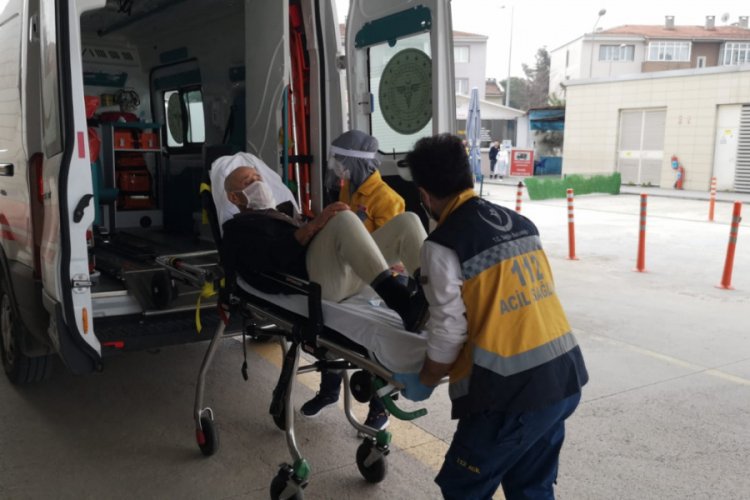Bursa'da intihar etmek isteyen yaşlı adamı, eve yardım kolisi getiren ekip kurtardı