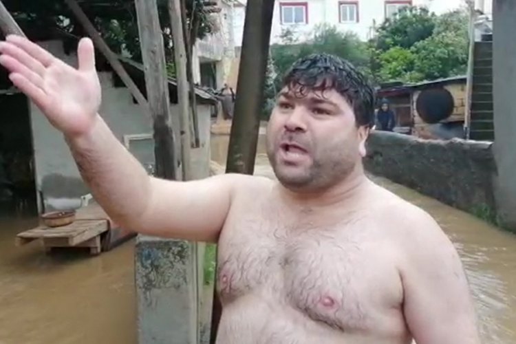 Sokak göle dönünce iç çamaşırıyla suya girip giderleri açmaya çalıştı