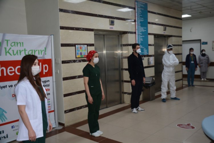 Bitlis'te virüsten hayatını kaybedenler anısına saygı duruşu