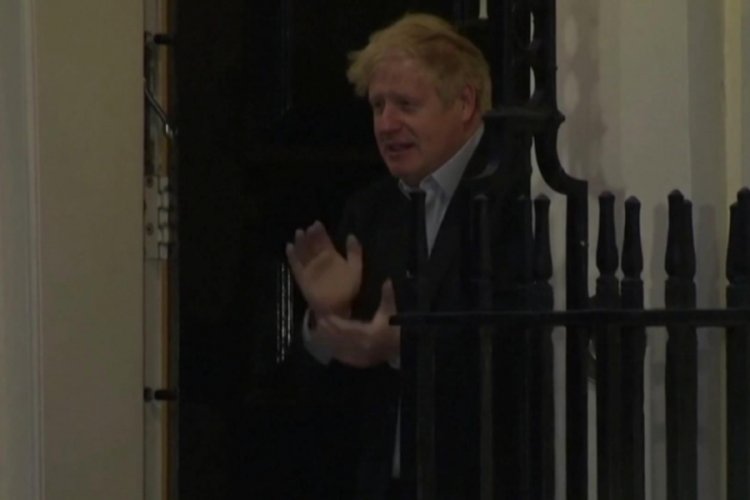Karantina altında olan Boris Johson ilk kez görüntülendi