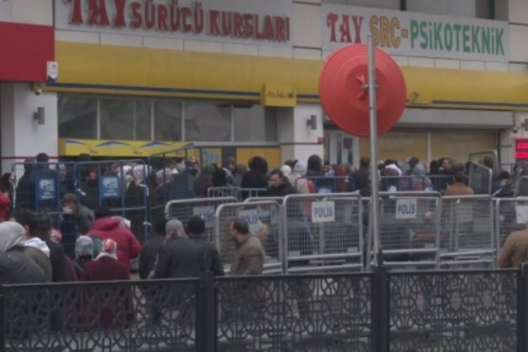 Kapalı olmasına rağmen PTT önünde beklediler