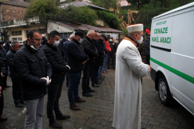 Hollanda'da hayatını kaybeden aile toprağa verildi