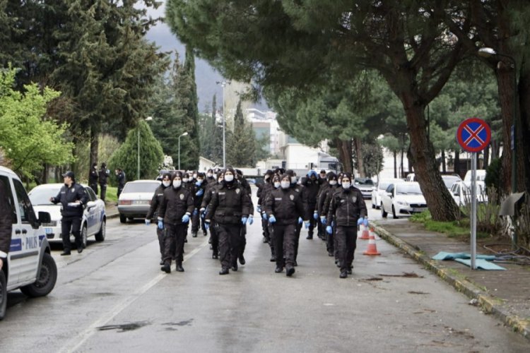 Bursa'da bekçiler bu defa para vermek için kapı kapı gezdi
