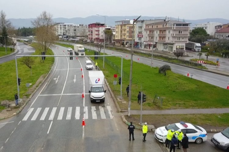 Bursa'da polislerin geri çevirdiği otomobiller havadan görüntülendi