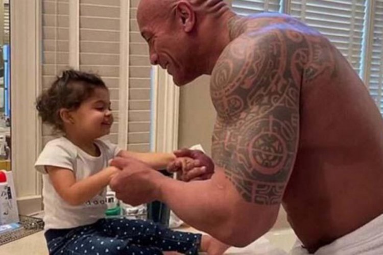 Dwayne Johnson, kızına el yıkamayı öğretti