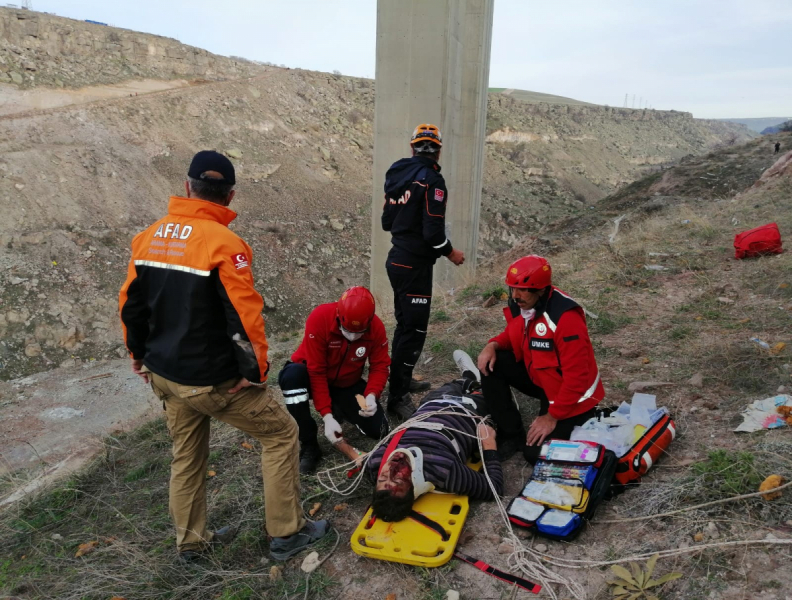 Fotoğraf çektirmek için çıktığı kayalıklardan uçuruma yuvarlandı