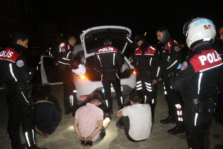 Araçla polisten kaçan 3 şüpheli yakalandı