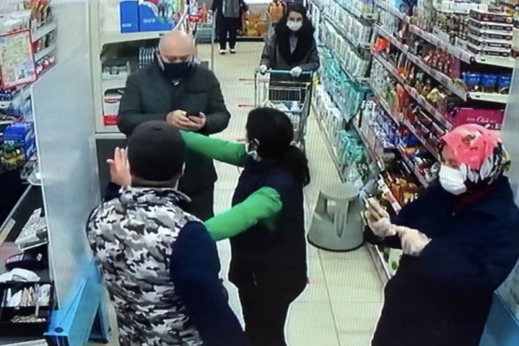 Maskesiz alışveriş yapmak isteyen kişi vatandaşlarla tartıştı