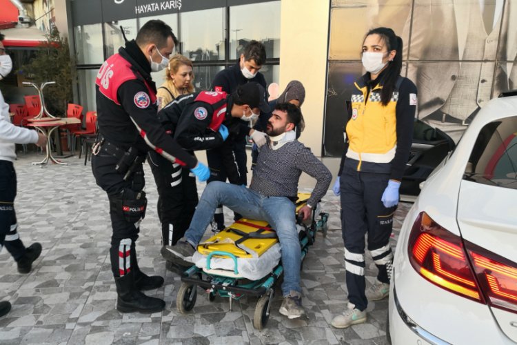 Yatırıldığı sedyeden defalarca kalkan yaralı sürücü güçlükle ikna edildi
