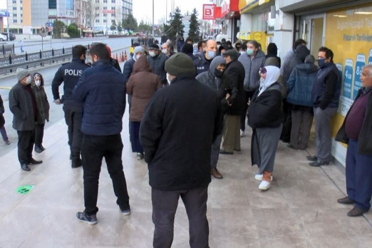 PTT önünde sosyal mesafesiz kalabalığa polis engel oldu