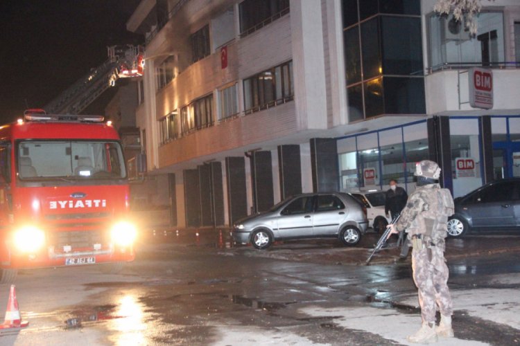 Annesini rehin aldıktan sonra evi ateşe verdi