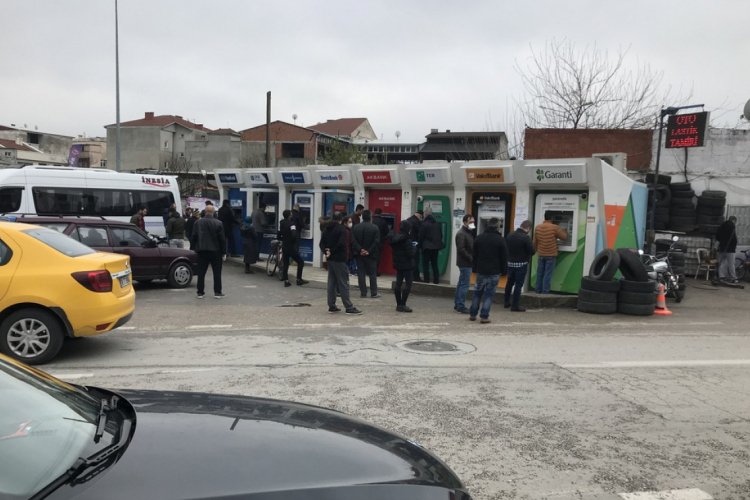 Bursa'da ATM önünde vatandaşların sosyal mesafeye uymamaları dikkat çekti