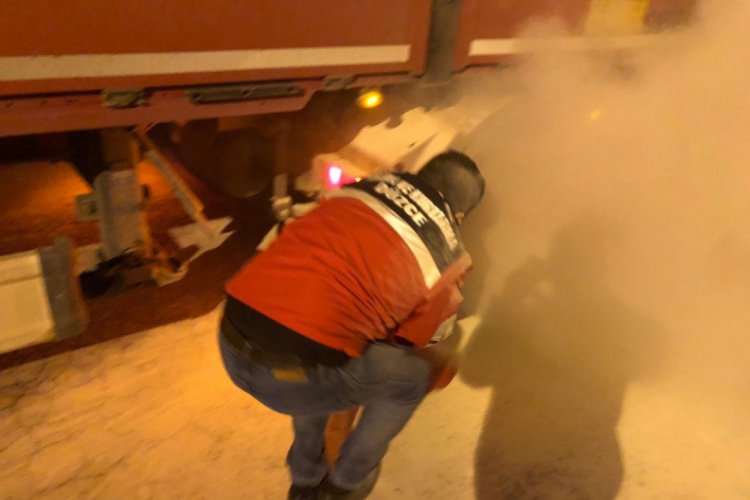 Kamyonun uygulama noktasında lastiklerinden tutuştu