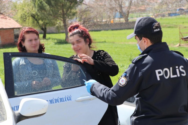 Dışarı çıkıp otostop çektiler! ''Ceza yazın, dedem sağlam''