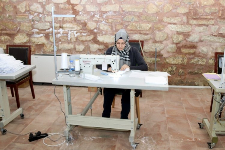 Bursa'da 500 yıllık tarihi mekanda maske üretiliyor