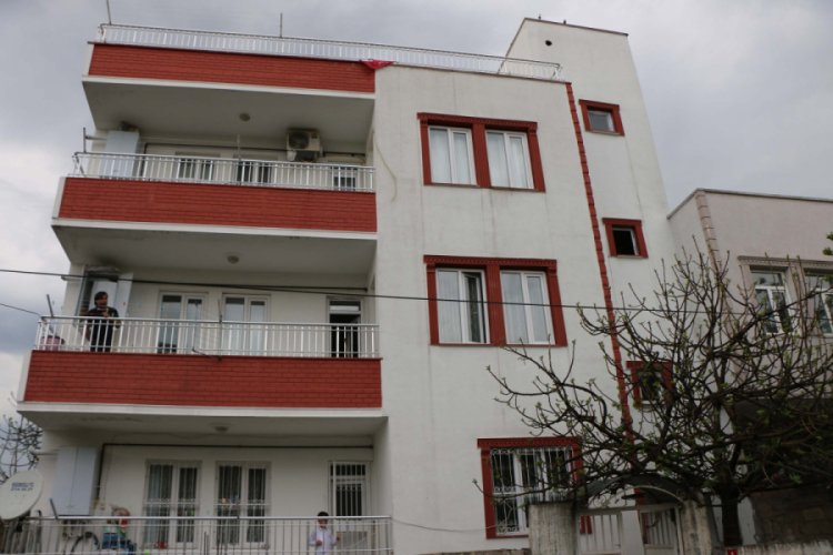 3 katlı binaya yıldırım düştü